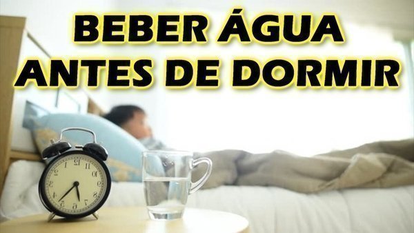 Beber água antes de dormir previne doenças do coração.